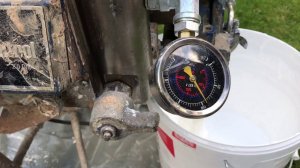 Нанесение специального керамического утеплителя на фасад дома из пеноблоков