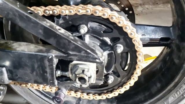 Suzuki GSXR 750 - How To Replace A Chain & Sprockets on a Suzuki GSXR 750 смотреть онлайн