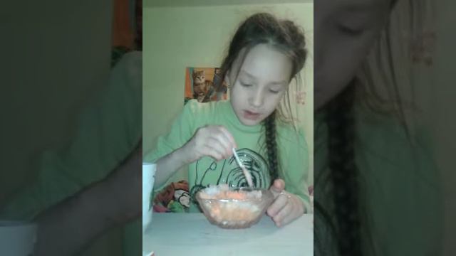 Крашу снег, ОН ПАХНЕТ- персиком. смотреть онлайн