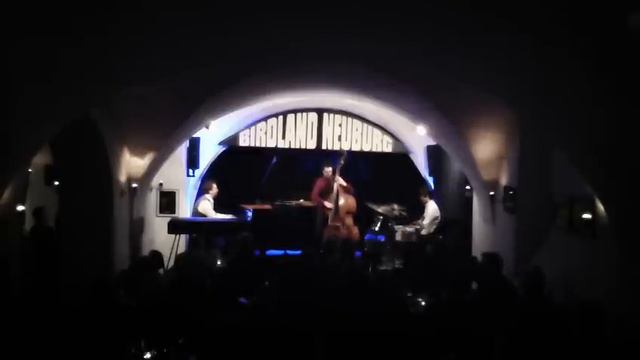 Florian Weber /Jeff Denson / Ko Kanza / フローリアン・ウェーバー(piano) ジェフ・デンソン(bass) 勘座 光(drums) Filaments смотреть онлайн