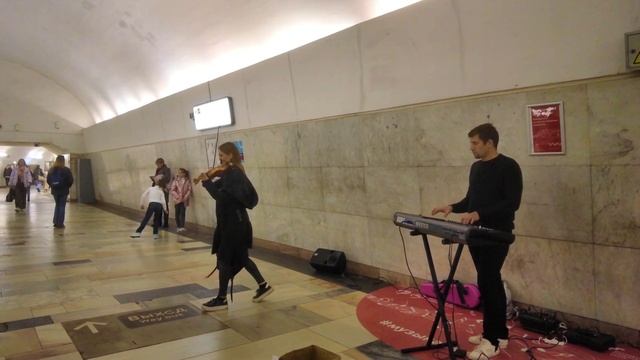 Музыканты из Moon Quintet в метро смотреть онлайн