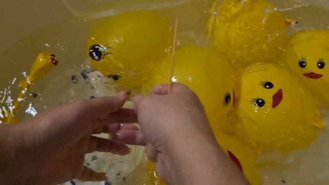 Popping balloons. Лопаем воздушные шарики в воде. смотреть онлайн