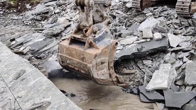 Volvo EC 380 excavator works with slate 1 смотреть онлайн
