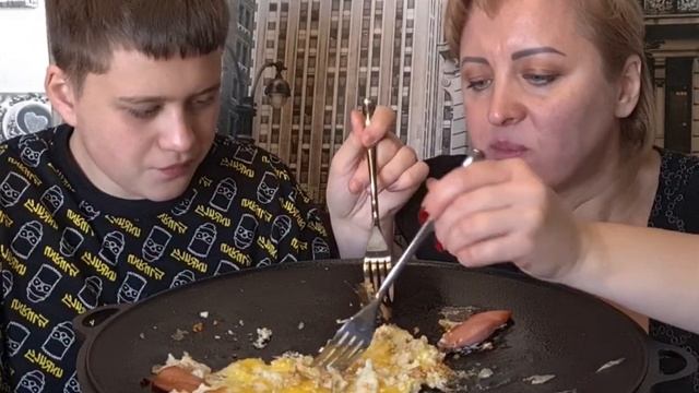 МУКБАНГ. Завтрак на новом САДЖЕ. ЯИЧНИЦА С КОЛБАСОЙ. Еда.#семья #eating #mukbang #no #мукбанг #еда смотреть онлайн