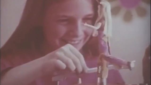 Groovy '70s Rock Flowers Mattel Doll Commercial | Brady Bunch Fake Jan | Geri Reischl смотреть онлайн