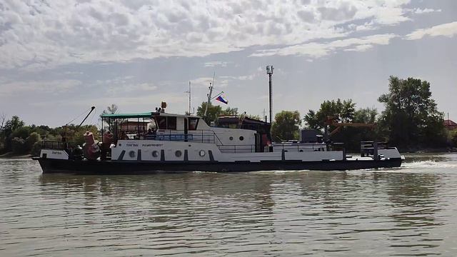 река Кубань теплоход ПИНГВИН везёт буйки смотреть онлайн