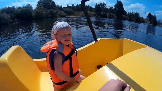 Little Варя катается на катамаране. Открытие летнего сезона. смотреть онлайн