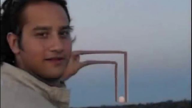 Guy asked the internet to Photoshop the Sun in between his fingers. Big mistake! смотреть онлайн