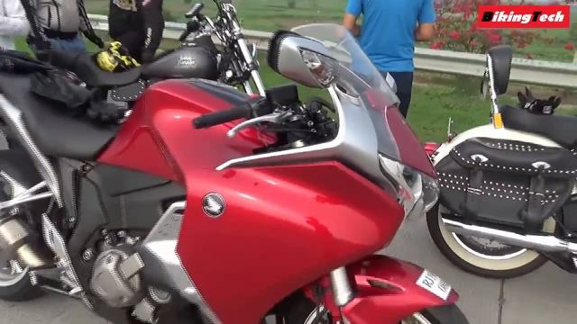 Honda VFR 1200F Walkaround & Akrapovic Exhaust Note | BikingTech смотреть онлайн
