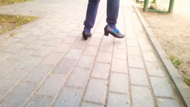 Жека одел женские туфли.