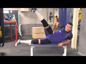 Махи ногой лёжа на боку: техника и нюансы