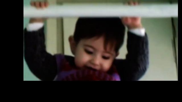 Малыш прикольно отжимается смотреть онлайн