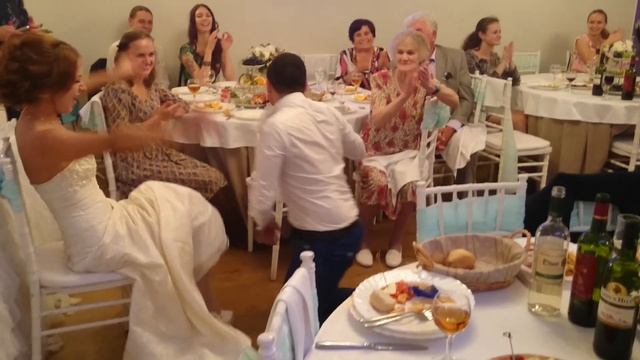 Жених снимает с невесты подвязку! смотреть онлайн