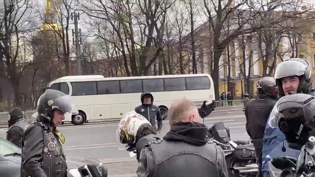 Мотоциклисты мотоклуба 