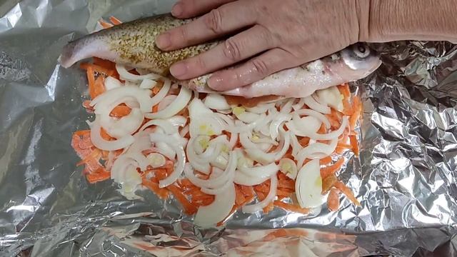 РыБа в фольге, запечённая в духовке. Всё проще простого. смотреть онлайн