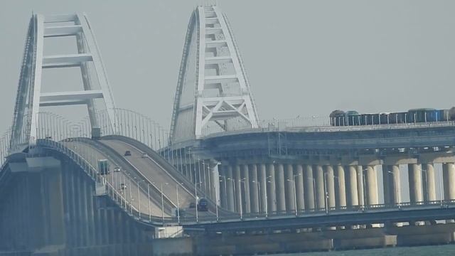 30 минут простоял состав с Крыма возле арки керченского моста. Машинист выходил осматривать пути . смотреть онлайн