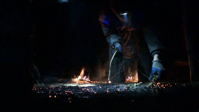 НОЧЁВКА БЕЗ ПАЛАТКИ: таежное убежище и костер-нодья / первый опыт / бушкрафт в декабрьском лесу смотреть онлайн