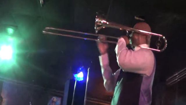 Buff Dillard Covers "Easy" Live смотреть онлайн