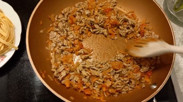 МАКАРОНЫ НА СКОВОРОДЕ/ ТАЛЬЯТЕЛЛИ С БУЛЬОНОМ И ФАРШЕМ/ смотреть онлайн