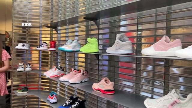 JORDAN STORE DUBAI MALL | 4K | 2022 | BEST PRICES FOR JORDAN SHOES смотреть онлайн