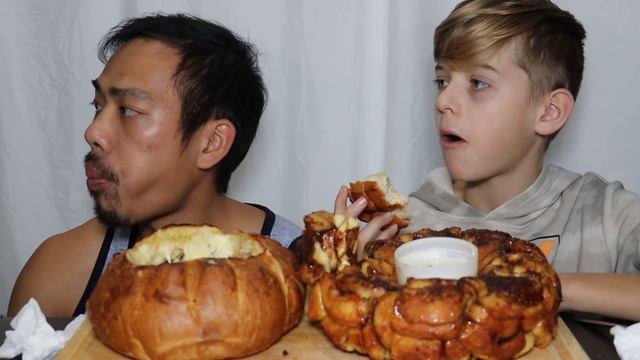 SUPER CHEESY FRENCH ONION SOUP BREAD BOWL & GIANT CINAMMON ROLL - ARE WE SMARTER THAN A 5TH GRADER?