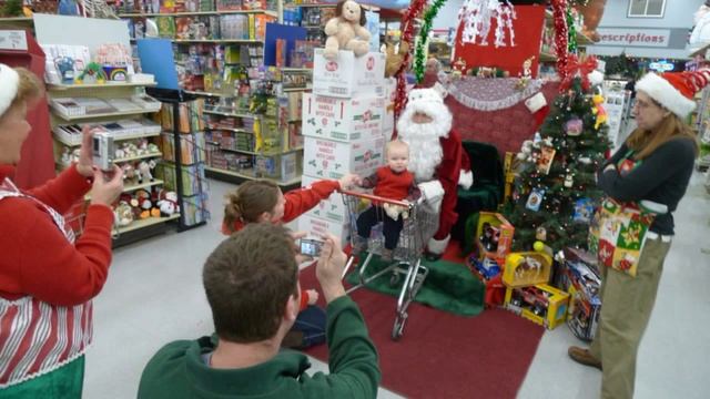 Taking Kids Pictures with Santa Claus смотреть онлайн