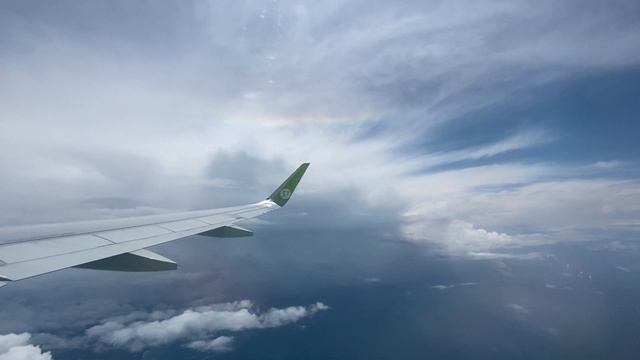 Радуга из иллюминатора самолета/Полет над облаками 2021 смотреть онлайн