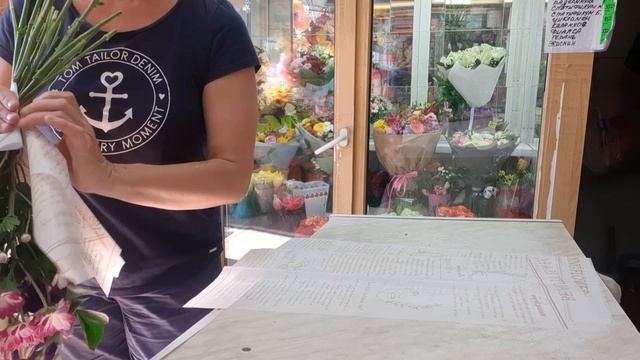 Букет из лилий, эустомы и хризантем. Сборка и упаковка букета. Флористика. смотреть онлайн