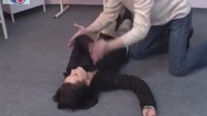 Перевод пострадавшего в стабильное боковое положение.mp4