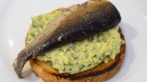 Бутерброды со шпротами.