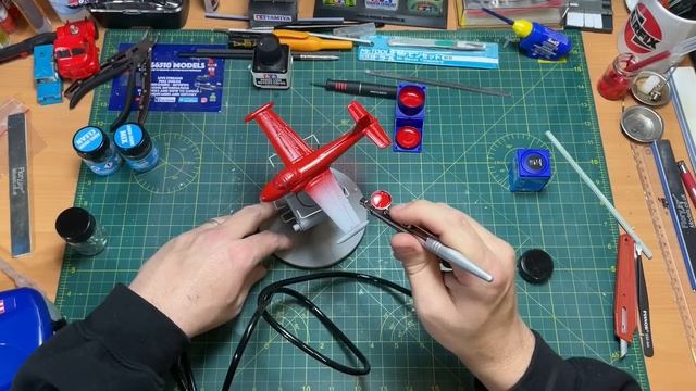 Revell Basic Airbrush and Compressor Set : Lets Have a Spray... смотреть онлайн