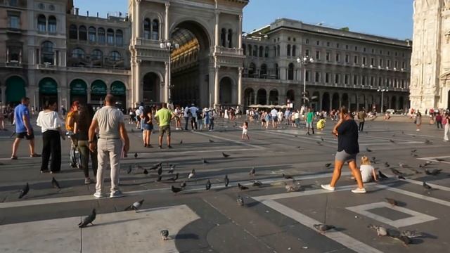 MILAN'S stunning Cathedral Square ⛪ (Piazza del Duomo), Italy смотреть онлайн