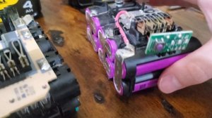 Что у Девольта внутри? Разбираю АКБ Dewalt XR 4АЧ и 6АЧ