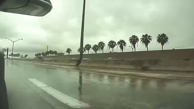 Porsche Macan Hydroplanes and Crashes into Wall on Freeway - TeslaCam смотреть онлайн