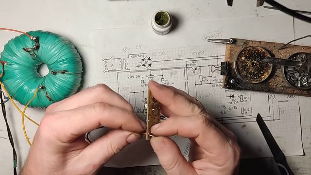 Зарядное на тиристоре с защитами с применением импортных транзисторов , тех что под руку попали. смотреть онлайн