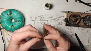 Зарядное на тиристоре с защитами с применением импортных транзисторов , тех что под руку попали.