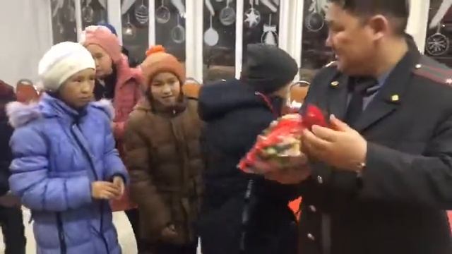 В Кеминском районе 30 детям с ОВЗ устроили новогодний праздник смотреть онлайн