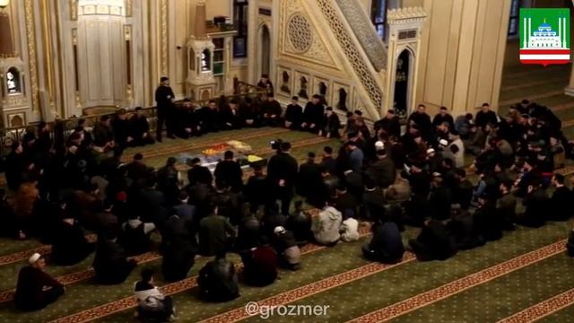 В мечети «Сердце Чечни» прочитали Мовлид и совершили совместный ифтар смотреть онлайн