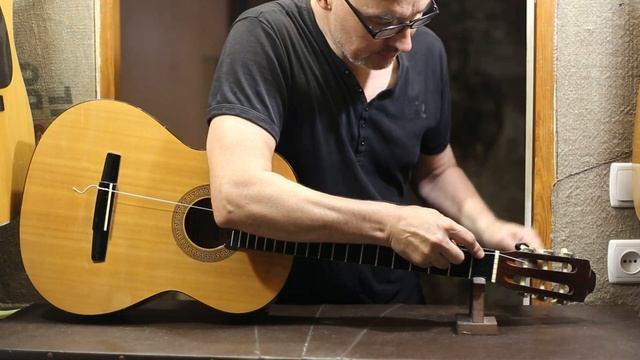 Уроки по ремонту гитар - Замена струн на классике смотреть онлайн