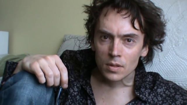 держать камеру/ снимать чашку