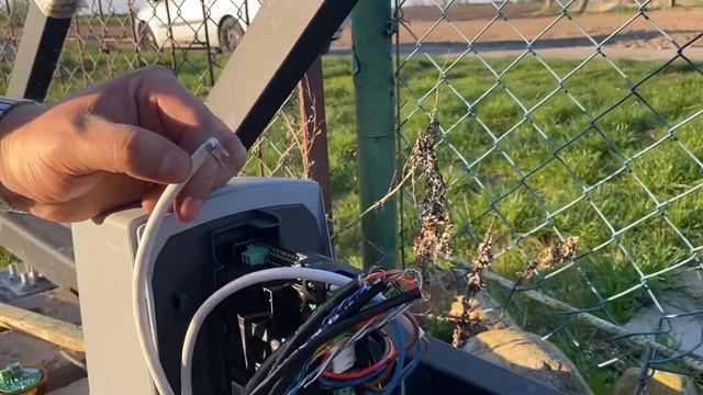 Podłączenie napędu NICE ROX600 ze sterownikiem ROA40 смотреть онлайн