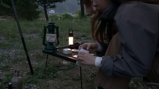 솔로텐트 ..핫하게 더웠지만 아늑한 타프아래 힐링 캠핑 /차박이 좋은거 같아요! /솔로캠핑 /캠핑요리 /캠핑 브이로그 смотреть онлайн