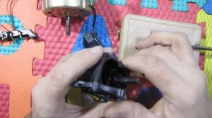 разбираю напольный вентилятор и изучаю редуктор которые шевелит вентилятор туда-сюда