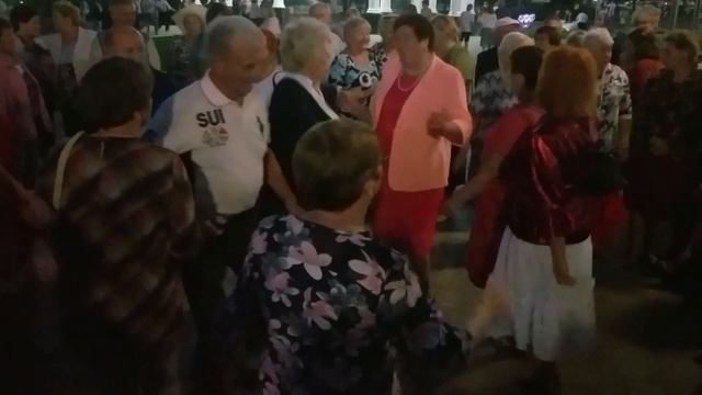 1707, гармошка, народные танцы, под гармонь, жители Орла поют, танцуют в горсаду, частушки, парк смотреть онлайн