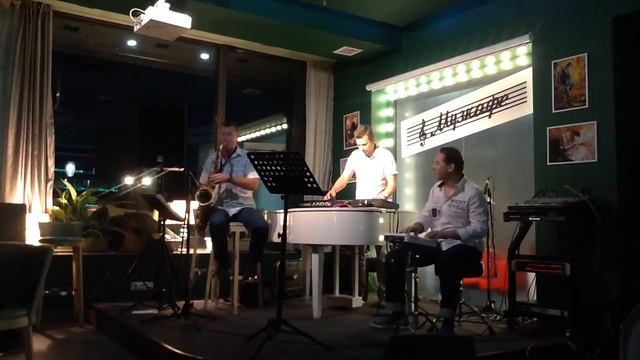 МУЗКАФЕ Алматы. Трио " SESSION FOR 3 " экспромт. смотреть онлайн