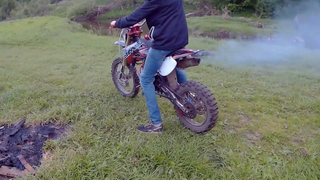 Испытываем лайфхак от KREOSAN'a. Дымящий мотоцикл!!!))) смотреть онлайн