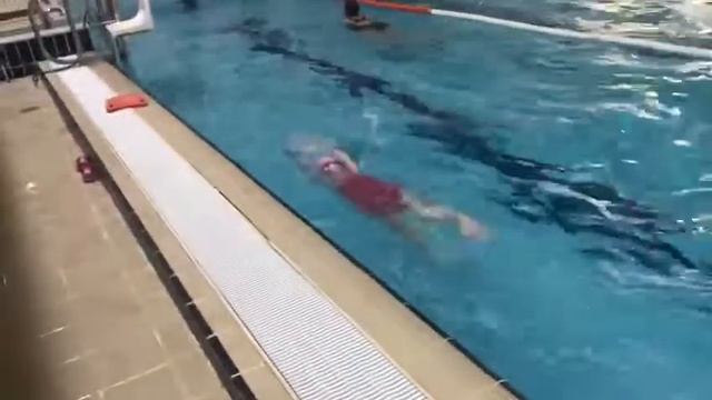 Нам 8 лет. Согласование движений рук и ног кролем на груди, на задержке дыхания. смотреть онлайн