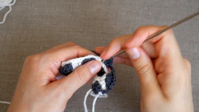 Два цвета пряжи. Вязание крючком Двухцветный узор крючком. Crochet for beginners смотреть онлайн