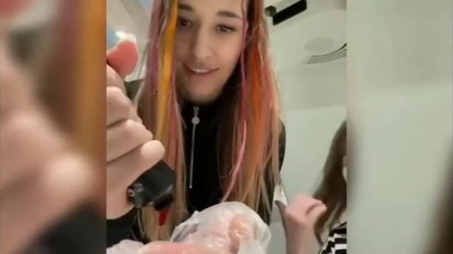 Тётя Наташа покрасила свои волосы на розовый цвет ♥? смотреть онлайн