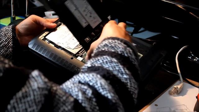 MSI Laptop/Netbook Hard Drive Upgrade Install смотреть онлайн